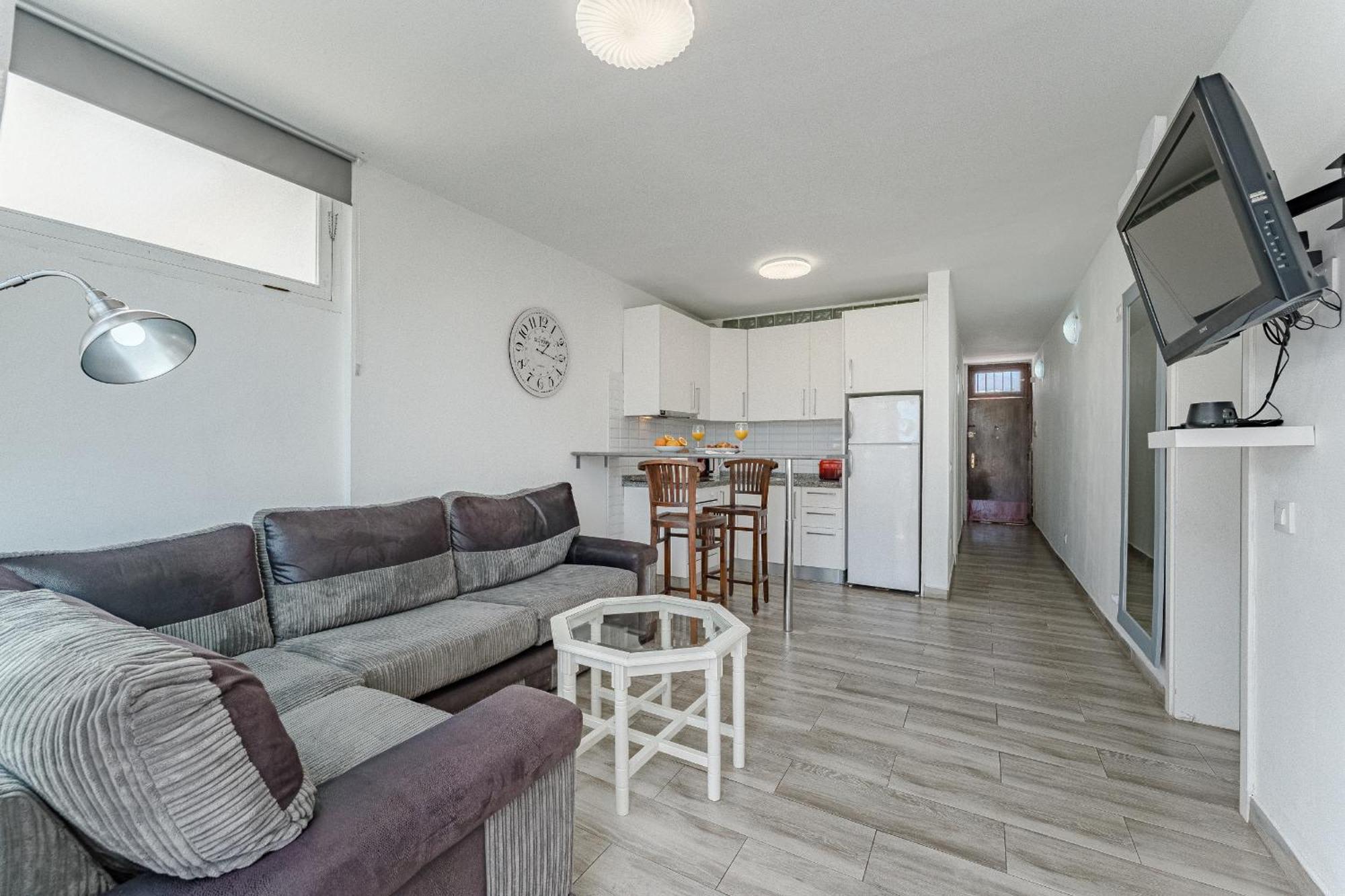 Primavera Tranquil Retreat 2-Bedroom Apartment With Balcony, Garden View & Fiber Wifi Arona  Bagian luar foto