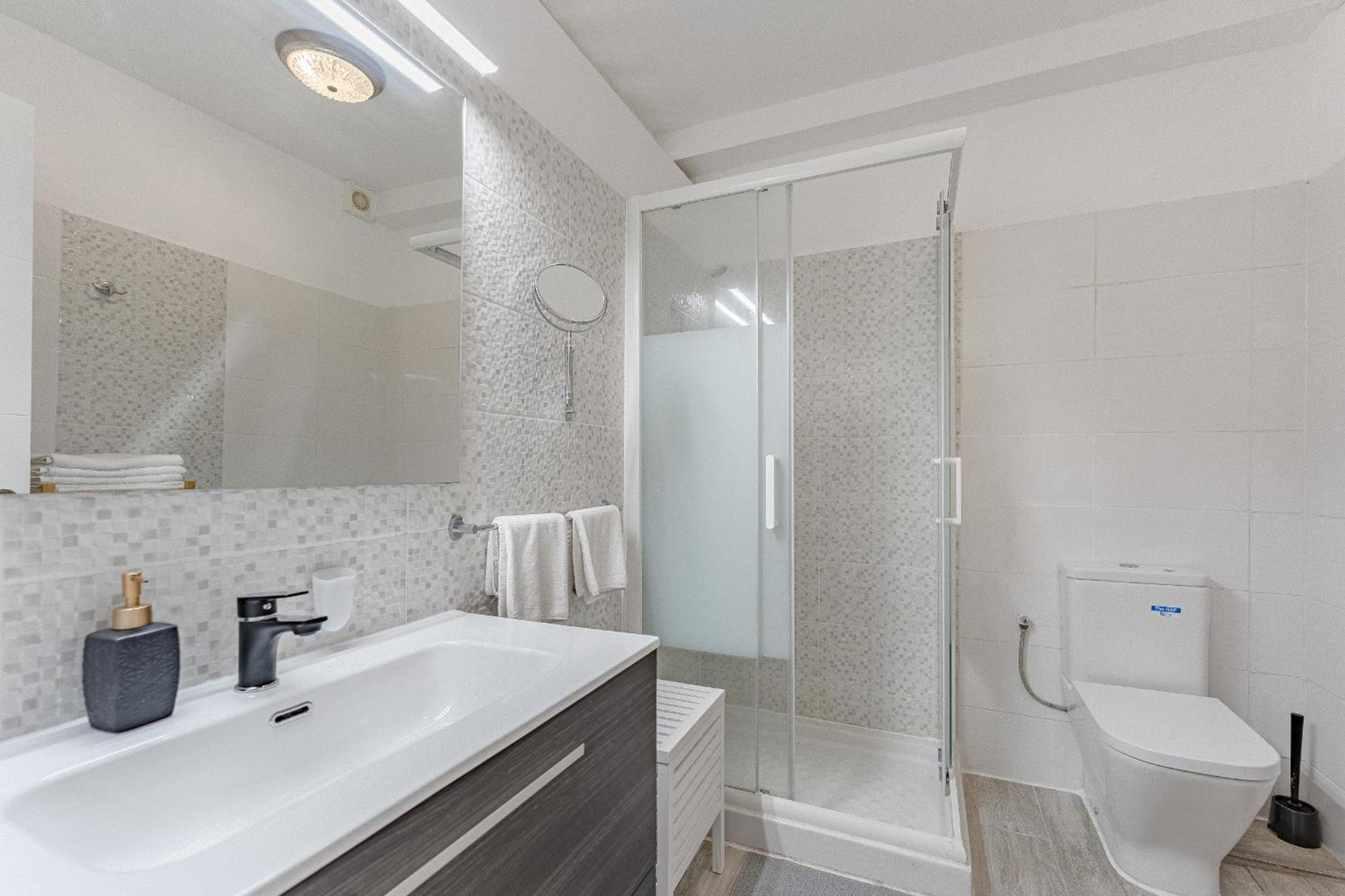 Primavera Tranquil Retreat 2-Bedroom Apartment With Balcony, Garden View & Fiber Wifi Arona  Bagian luar foto